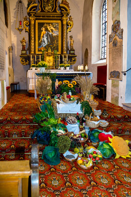 Thumbnail: _JA 24246 Erntedank in Hohenried, Erntedankaltar.jpg